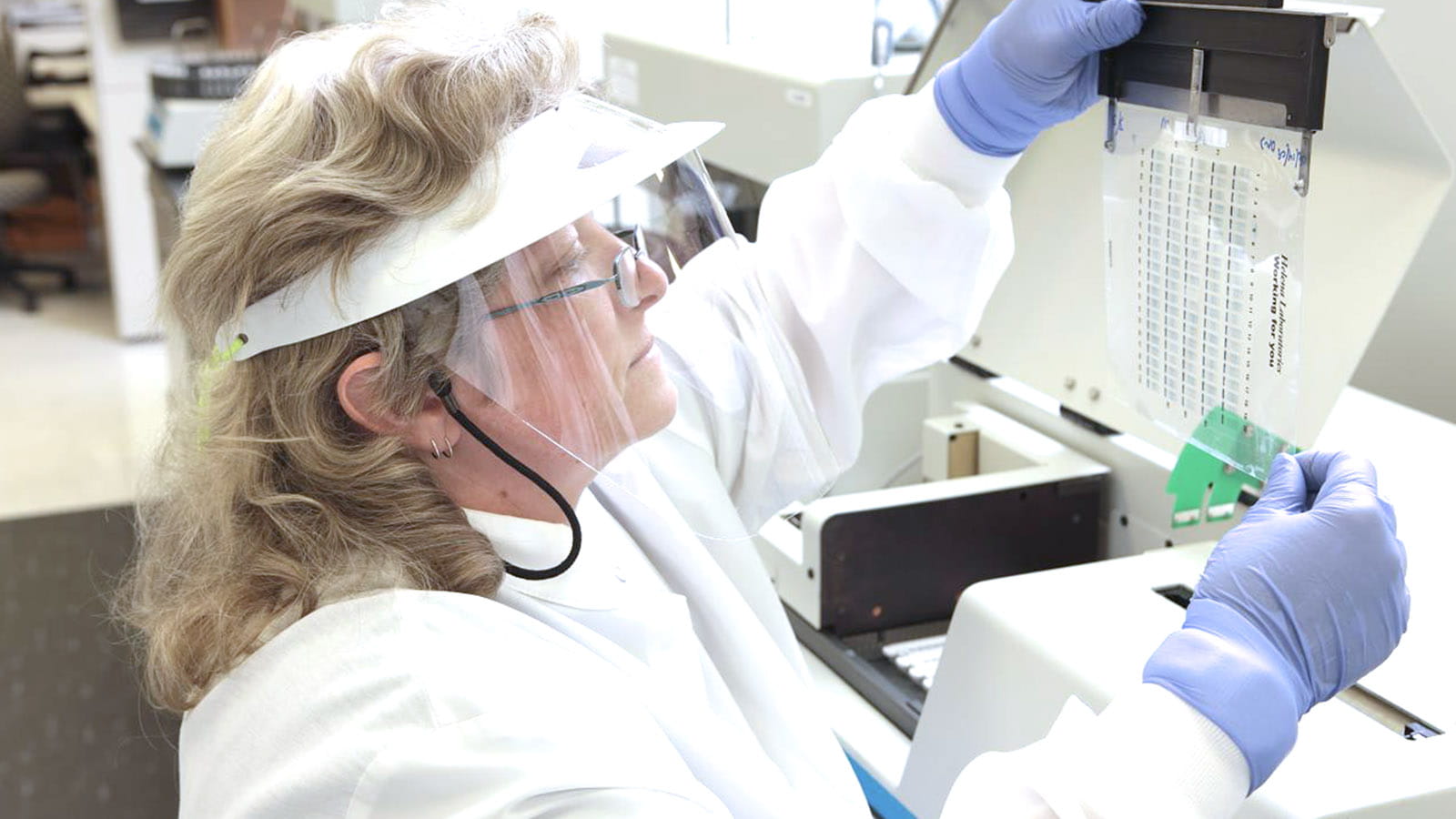 Employé de CSL Plasma US Lab