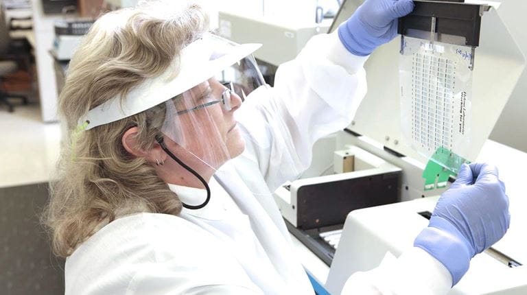 Employé de CSL Plasma US Lab